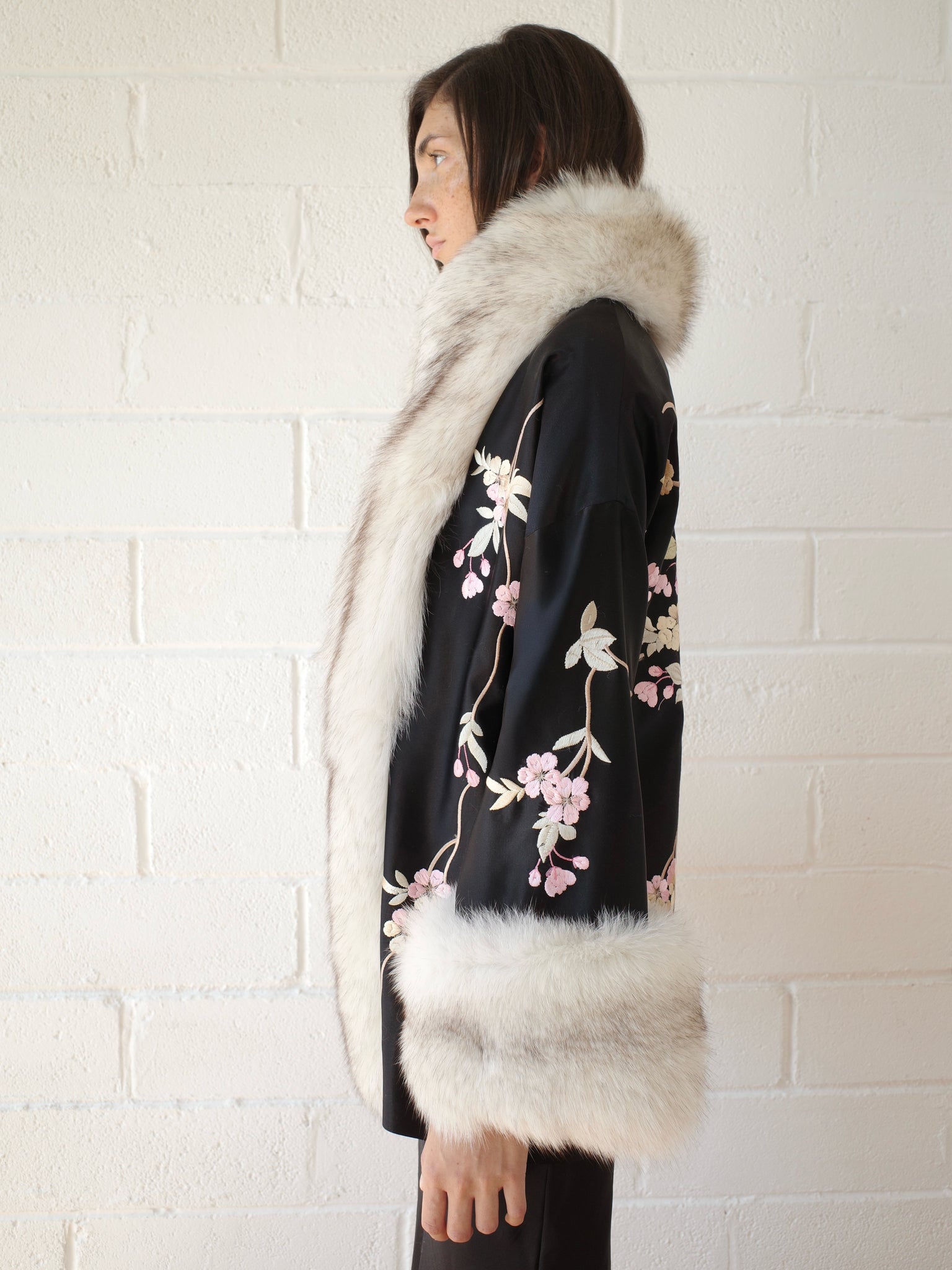silk dressing gown with fur trim Defitshape Women's Long Robe Satin Luxury Faux Fur Trim Bridal Robes Silk Bathrobe Summer Long Sleeve Bridesmaid Sleepwear White Medium